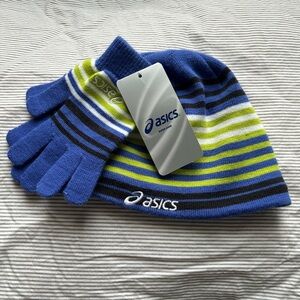 New with tags ASICS fleece lined hat/ beanie and gloves set for running